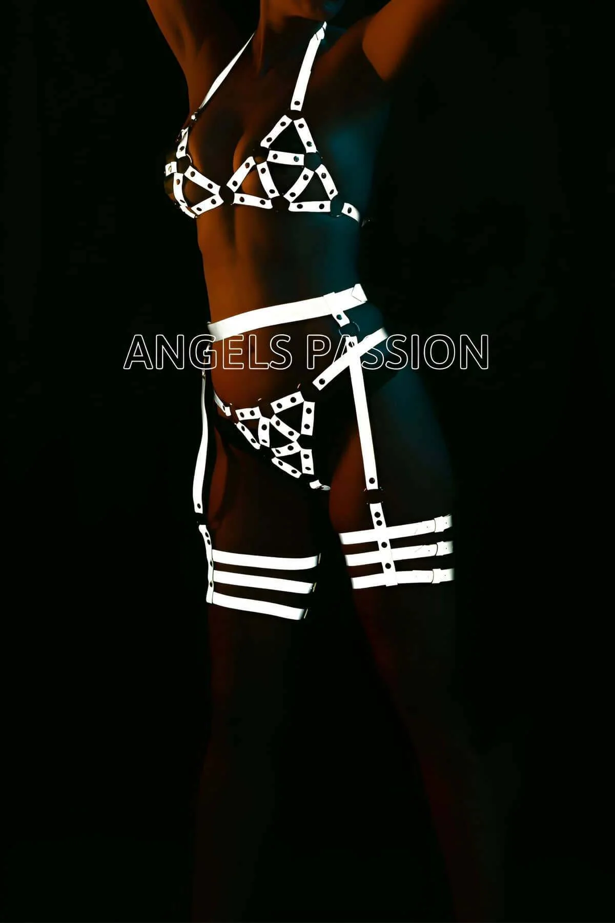 Reflective body harness with strappy thigh cuffs